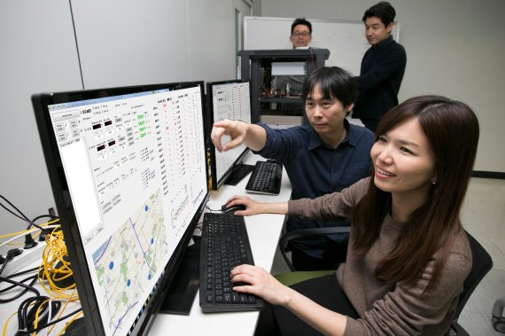 국내는 물론 전 세계가 양자정보통신에 주목하고 있다. KT 직원들이 서울 서초구 우면동 연구소에서 일대다 양자암호통신 시범망을 활용한 기술 테스트를 하고 있다.