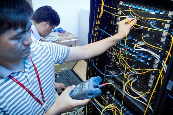 양자암호통신 실험망이 구축돼 있는 SK텔레콤 분당 사옥에서 연구원들이 양자암호통신 관련 장비를 테스트하고 있다.