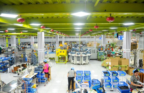 지난 7일 베트남 동나이성 연짝현에 위치한 화승비나 생산공장에서 직원들이 자동화 설비를 이용해 작업하고 있다.