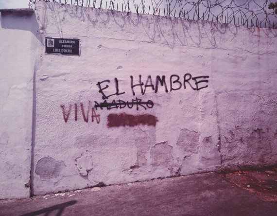 식료품을 구하기 어려운 베네수엘라 현지 사정을 확인할 수 있는 반정부 그라피티가 카라카스 도시 전체를 뒤엎고 있다. 지난달 27일 베네수엘라 카라카스 시내 한 벽면에 쓰여진 문구. 니콜라스 마두로 대통령을 지지하는 문구로 '브라보 마두로(Viva Maduro)'에 마두로 대통령의 이름을 삭제한 후 '매우 배고프다(Viva El Hambre)'라고 적혀 있다. 사진=김문희 기자