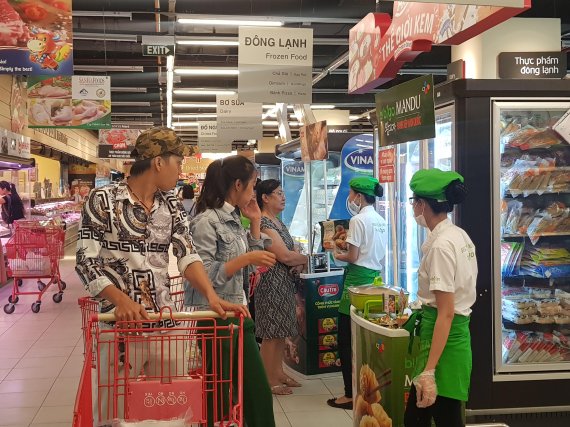 베트남 호찌민시 롯데마트 남사이공점에서 지난 6일 시민들이 한국제품인 '비비고 왕교자'를 살펴보고 있다. 사진=오은선 기자