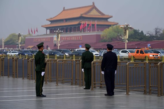 북한의 최고위급 인사가 중국 베이징을 방문한 것으로 알려진 가운데 27일 베이징 톈안멘 광장 인근에서 경찰관들이 경비를 서고 있다. 전날 베이징 시내 곳곳에서 북한의 특급열차와 북한 인사 호위행렬이 목격됐고 저녁에는 인민대회당에 북한대사관 차량이 대거 모습을 드러냈다. AFP연합뉴스