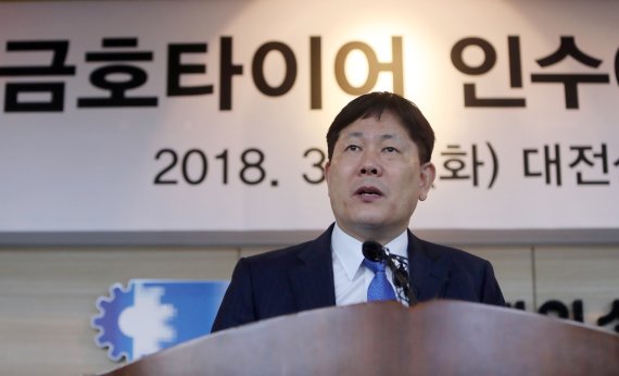 김정규 타이어뱅크 회장이 27일 대전 둔산동 대전상공회의소에서 기자간담회를 갖고 금호타이어 인수 추진을 공식 발표했다. 김 회장은 "타이어뱅크 상장과 회사를 담보로 차입하는 방법 등을 통해 자금을 조달할 수 있다"고 설명했다. 연합뉴스