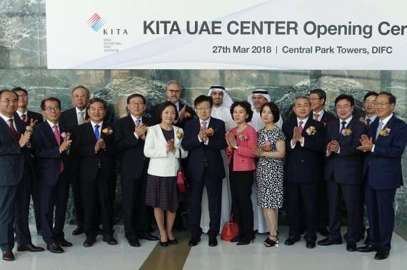 한국무역협회가 27일 두바이국제금융센터(DIFC)에서 협회 회장단이 참석한 가운데 UAE지부 개소식을 진행했다. 회장단이 개소식 후 기념촬영을 하고 있다. 앞줄 왼쪽부터 수산중공업 정석현 회장, 코트라 권용석 중동지역본부장, 한영넉스 한영수 회장, 한국수출입은행 은성수 행장, 한국여성경제인협회 한무경 회장, 무역협회 김영주 회장, 보우실업 김명자 회장, 오토인더스트리 김선현 대표, 한국수입협회 신명진 회장, 코트라 윤원석 정보통상협력본부장, 엑시콘 최명배 회장/사진=fnDB