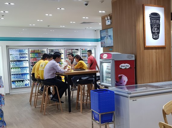 [유통업계 핫이슈 핫현장] 베트남 호찌민 GS25 Mplaza점... '먹거리와 문화 공존하는 베트남 속 작은 한국'