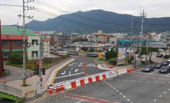 경남 창원시 진해구가 '진해군항제'를 앞두고 대대적인 도로정비 및 교통시설 확충에 나섰다.