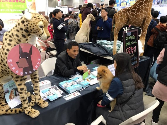 서울종합예술실용학교의 이찬종 교수가 반려동물 박람회에서 반려견 훈련상담을 진행하고 있다