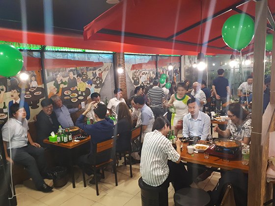 하이트진로가 베트남 하노이의 중심가 바딘구 끄어박거리에 운영 중인 팝업스토어 '진로포차'에서 현지인들이 참이슬을 곁들여 한국 음식을 즐기고 있다. 사진=오은선 기자