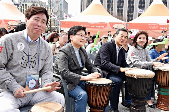 드림 서클 공연에 참여하는 스페셜올림픽코리아 고흥길 회장, 홈플러스 임일순 사장, 김상현 부회장, 두드림 페스티벌 나경원 조직위원장(왼쪽부터)