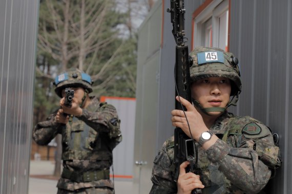 31일 경기 남양주 금곡과학화예비군훈련장에서 열린 '최정예 예비군 탑팀(Top-Team)'선발 경연대회에서 예비군들이 시가지전투를 펼치고 있다. 일반적인 마일즈 장비는 탄알집이 결합돼 실전상황을 조성하지만, 개량형 장비인 예비군 마일즈 장비는 탄알집 결합 없이 사용돼 실전상황 조성에 제한이 따른다./사진=육군