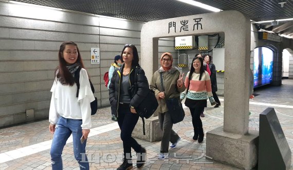 ▲ 서울 종로구 지하철 3호선 경복궁역 5번 출구에 있는 불로문을 외국인 관광객이 지나가고 있다./사진=정용부 기자