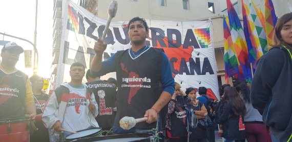 지난 3월 14일 아르헨티나 부에노스아이레스 카샤오 거리에 모인 청년들이 북을 두드리며 마크리 정부 복지 긴축정책에 반대하는 시위를 하고 있다. 사진=이태희 기자