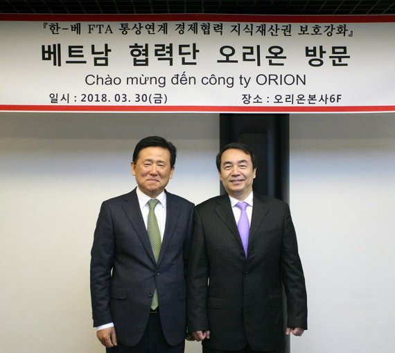 베트남 지식재단협력단을 이끌고 서울 용산 오리온 본사를 찾은 쩐 흥 베트남 시장관리국 부국장(오른쪽)과 이경재 오리온 대표이사가 기념촬영을 하고 있다