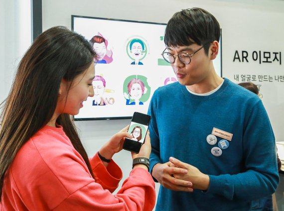 삼성전자는 지난 3월 16~17일 서울 성수동 문화공간 어반소스에서 '갤럭시 팬 파티'를 진행했다. 갤럭시 팬 큐레이터 하지민씨(오른쪽)가 방문객에게 갤럭시S9의 AR이모지 기능을 소개하고 있다.