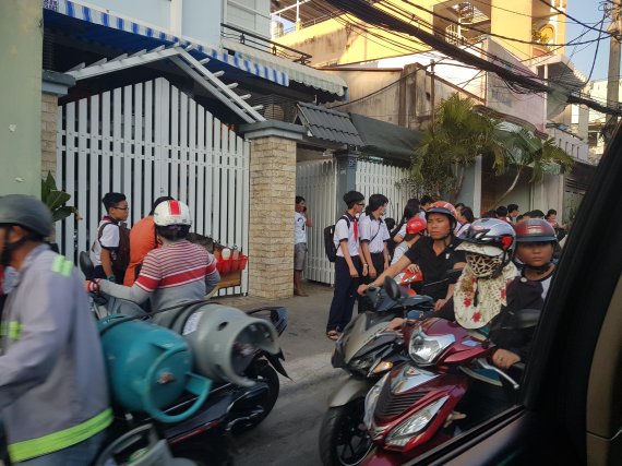 베트남 정부가 최근 세제혜택 등 친기업 정책으로 경제성장에 적극 나서고 있다. 하노이 시민들이 아침 오토바이를 타고 출근하며 분주히 움직이고 있다.