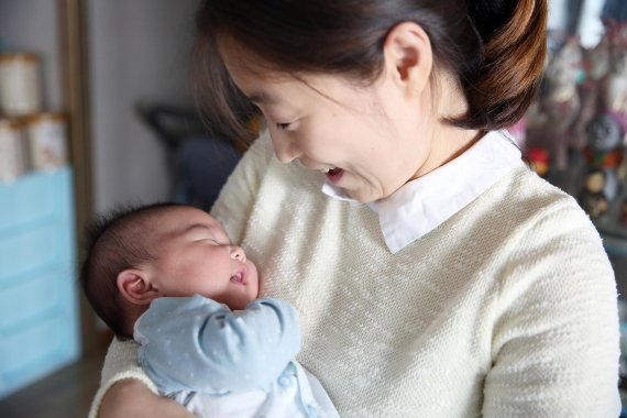 심장이식 환자인 이은진씨가 국내에서 첫 출산을 한 후 아기를 안고 기뻐하고 있다.
