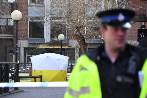 영국 솔즈베리 경찰들이 전직 러시아 간첩 암살 미수 사건이 벌어지고 이틀 후인 지난달 6일(현지시간)에 사건현장을 차단하고 있다.AFP연합뉴스