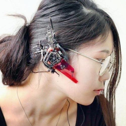 '기계 마스크의 여인' 日사이버펑크 예술 화제