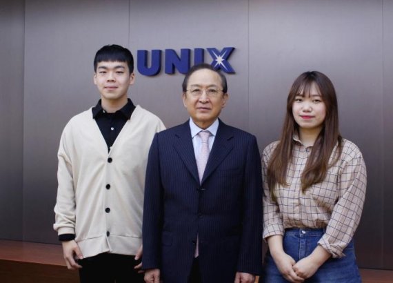 이충구 유닉스전자 회장(가운데)과 성균관대 학생들이 지난 30일 유닉스전자 서울사무소에서 기념 사진을 찍고 있다.