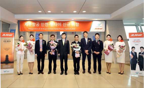 제주항공 이석주 사장(오른쪽 여섯번째)과 임직원들이 5일 인천국제공항에서 열린 인천~중국 옌타이 노선 신규취항식에서 기념사진을 촬영하고 있다./사진=fnDB