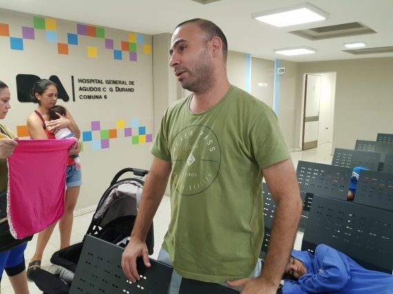 지난달 부에노스아이레스시에 위치한 국립두란병원에서 만난 에미르씨가 4시간째 진료를 기다리고 있다고 전했다. 몸이 아파 병원을 찾은 조카는 기다리다 지쳐 잠들어 있다. 사진=이태희 기자