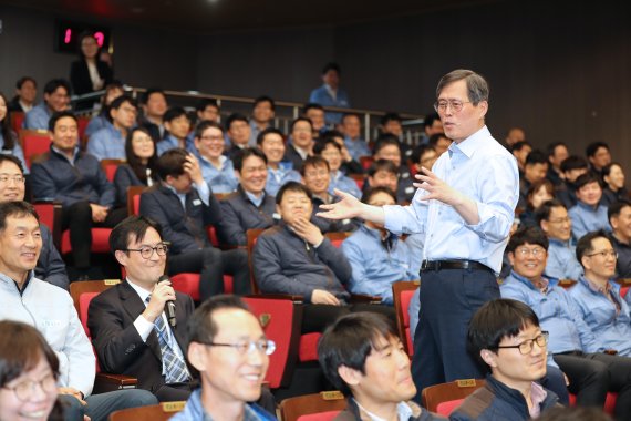 정재훈 한국수력원자력 신임 사장(서있는 사람)은 5일 경주 본사에서 열린 취임식에서 자신의 경영철학과 비전을 설명하고 있다. 틀에 박힌 취임행사가 아니라, 무선마이크를 찬 노타이 차림의 자유로운 분위기 속에서 직원들과 소통했다.