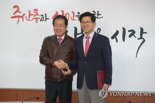 홍준표 자유한국당 대표(왼쪽)와 김문수 전 경기도지사.