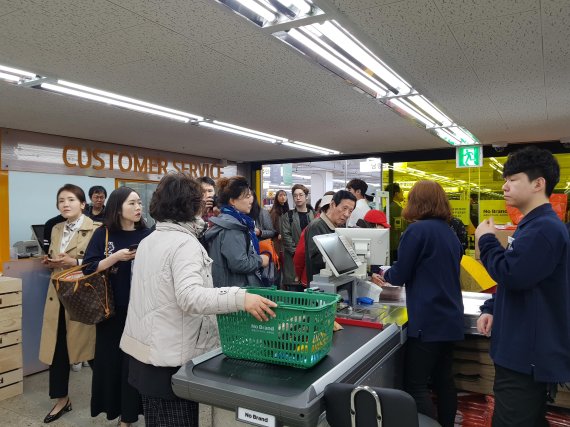 이마트가 서울지역에서 처음으로 5일 서울 동대문 경동시장에 문을 연 '노브랜드 상생스토어'에 고객들이 줄지어 계산 순서를 기다리고 있다.
