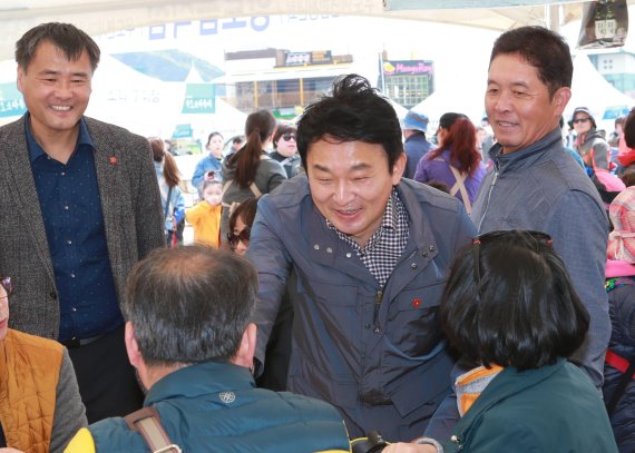 축제장을 찾은 관광객들과 인사를 나누고 있는 원희룡 제주도지사.