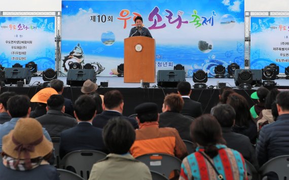 8일 제10회 우도 소라축제 개막식. 원희룡 제주도지사가 축사를 하고 있다.