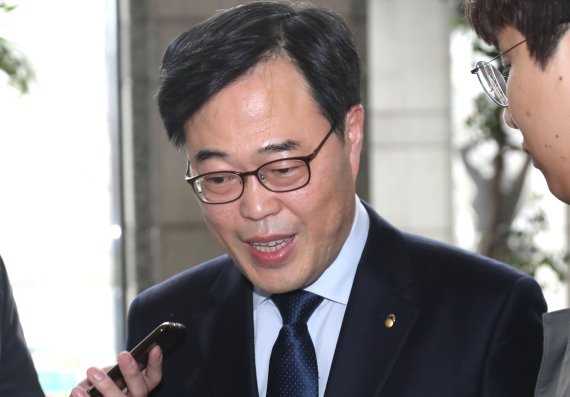 김기식 금융감독원장이 9일 오전 서울 영등포구 금감원으로 출근하며 기자들의 질문을 받고 있다. 연합뉴스