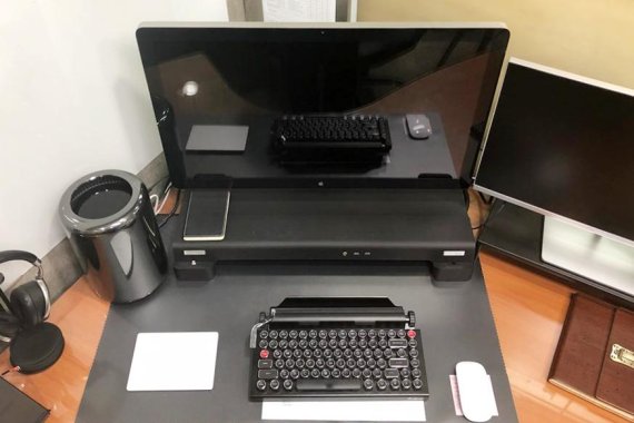 글 쓰는 일이 많은 30대 직장인 근형 씨의 책상은 집중력을 높이기 위해 필요한 물건 위주로 깔끔히 구성돼 있다./독자 제공