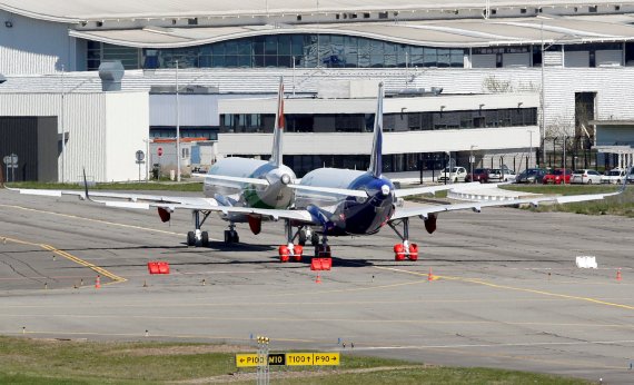 FILE PHOTO: Two undelivered Airbus A320neo seen parked at Toulouse Airport, Southwestern France, April 15, 2016. Picture taken April 15, 2016. REUTERS/Regis Duvignau/File Photo /사진=연합 지면외신화상