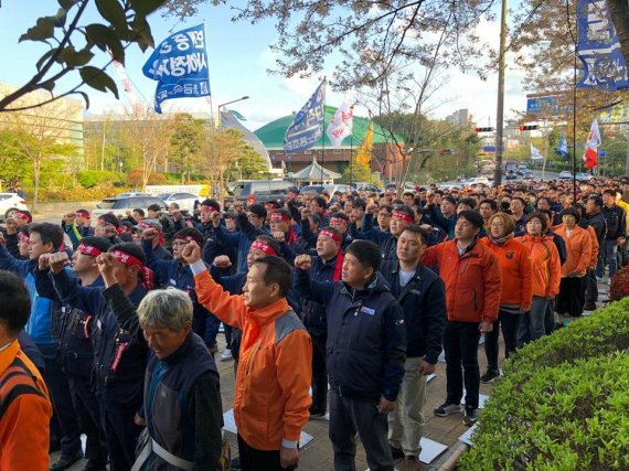 현대중공업의 구조조정에 맞서고 있는 민주노총 울산본부는 지난 10일 조합원 1000여 명이 현대중공업 앞에 집결해 구조조정 중단 결의대회를 진행하고 거리행진을 벌였다.