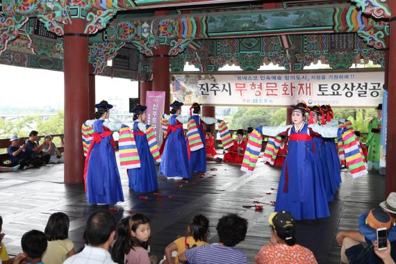 경남 진주를 대표하는 무형문화재인 '토요상설공연'이 오는 14일 진주성 야외공연장에서 올해 첫 공연을 시작한다.