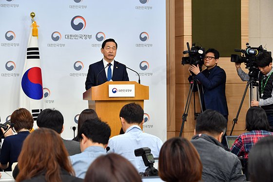 김상곤 사회부총리 겸 교육부 장관이 11일 오전 서울 사직로 정부서울청사 별관에서 2022학년도 대학입시제도 개편 시안을 발표하고 있다. 사진=서동일 기자