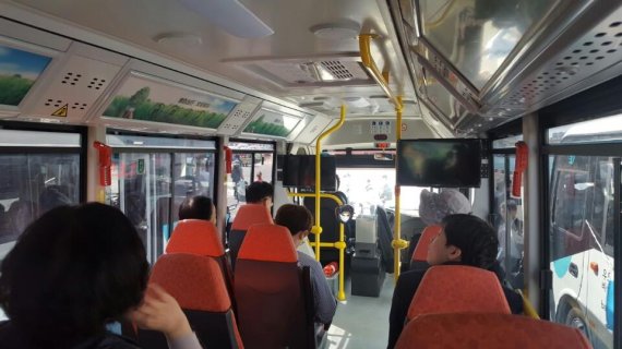 전기버스 내부 모습. 좌석을 넓혀 승객 편의성을 확보하기 위해 15인승 전기버스를 도입했다.