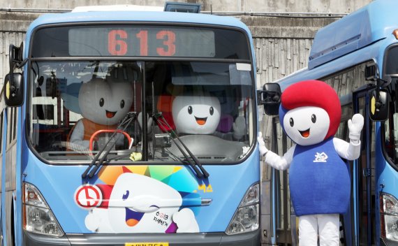 지난 12일 선거관리위원회 홍보 캐릭터들이 대전 613번 시내버스를 타고 6.13 지방선거 홍보 캠페인을 진행하고 있다. 연합뉴스 자료사진.