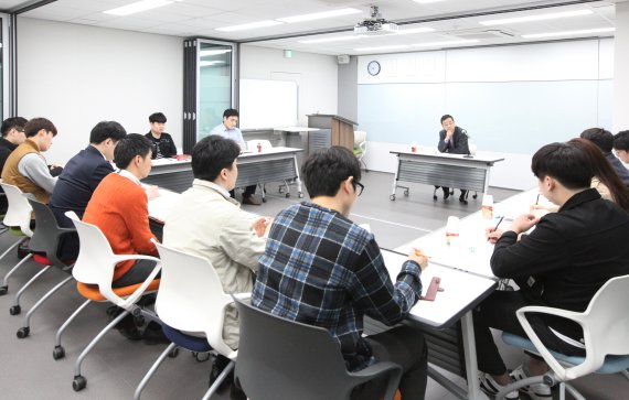 노재근 코아스 회장과이 지난 11일 서울 양평로 본사에서 신입사원들과 회사 비전 공유를 위한 간담회를 진행하고 있다.