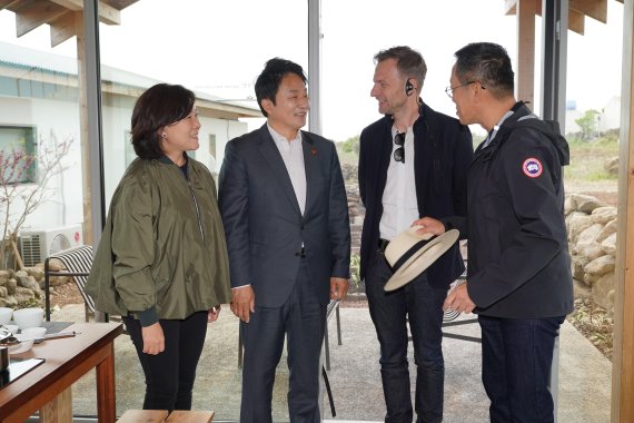 원희룡 지사가 가파도 프로젝트 지원시설을 둘러보고 관계자와 의견을 나누고 있다.