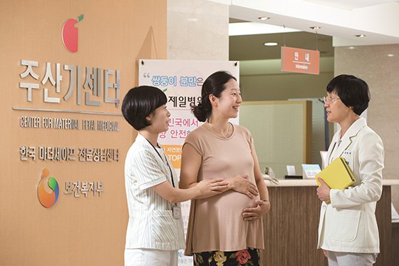 제일병원 산부인과 류현미 교수(오른쪽 첫번째)가 산모와 산전검사에게 산전검사에 대해 설명하고 있다.