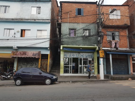 지난 3월 8일 브라질 상파울루 최대 빈민가 '헬리오폴리스'의 거리 풍경. 한 여성이 건물 사이에 있는 좁은 계단을 올라가고 있다. 사진=남건우 기자