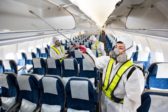 항공사들은 한 달에 한 번씩 모든 항공기를 정기 살균 소독하고 있다. 대한항공 임직원들이 항공기 내에서 방역 작업을 하고 있다. /사진=fnDB