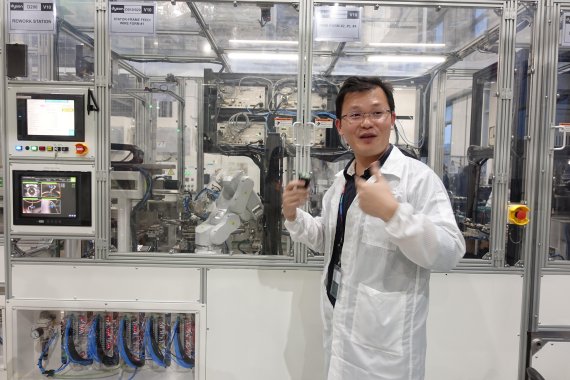 15일 싱가포르 다이슨 모터 공정 라인에서 헹키 위라완 엔지니어가 다이슨 V10 모터 제조 과정을 설명하고 있다.
