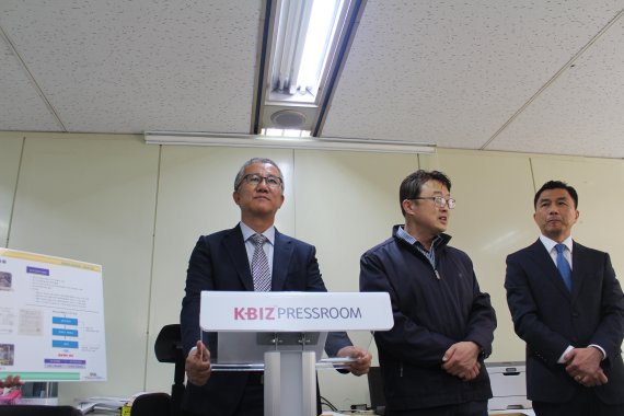 에코크리에이션의 전범근 대표(왼쪽 첫번째)가 16일 서울 여의도 중소기업중앙회에서 기자들에게 회사 기술을 설명하고 있다.