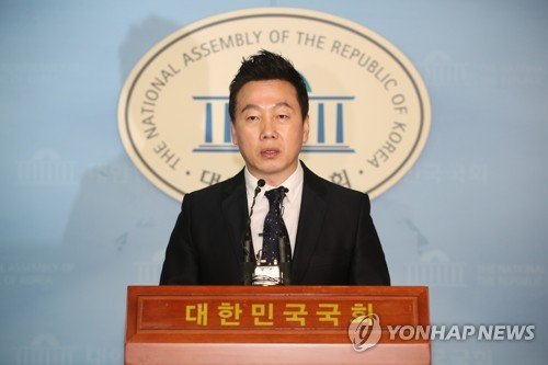 '성추행 의혹' 정봉주, 피고소인 신분 경찰 조사 받는다