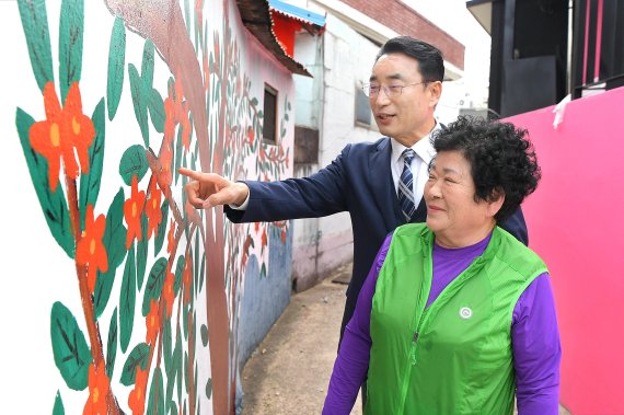 경남 남해군이 노 부부의 애틋한 사연이 담긴 죽산마을에 청년일자리사업과 연계해 벽화거리로 조성하는 ‘청년, 도시를 채색하다’ 프로젝트를 추진하기로 했다./사진=남해군