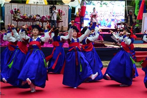 경남 진주시를 대표하는 봄 축제인 '제17회 진주논개제'가 다음달 25일부터 3일간 진주성 일원에서 역대 최개 규모의 다채로운 프로그램과 체험 및 동반행사로 펼쳐진다. 연합뉴스