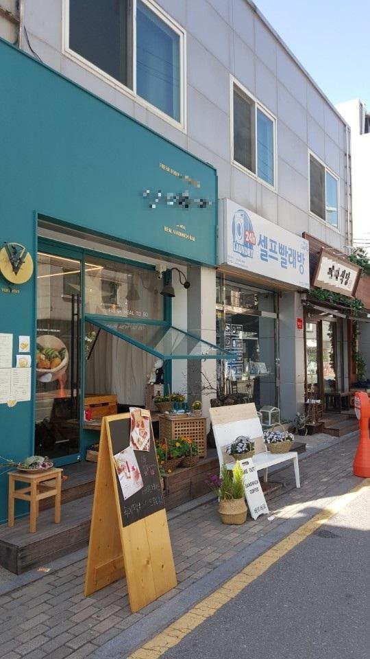 서울 송파구 석촌호수 동호쪽에 카페와 식당이 잇따라 들어서면서 '송리단길'로 주목을 받고 있다.