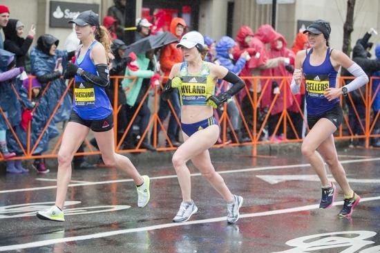 보스톤 마라톤 대회에서 질주하는 사라 셀러 (우측 첫 번째) /사진=Scott Eisen/게티이미지북미